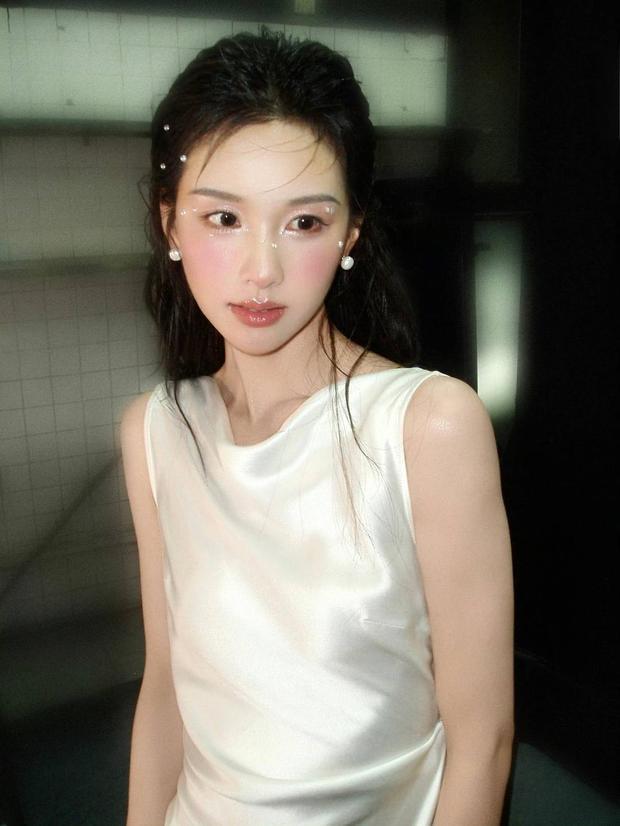陈都灵温婉灵动。