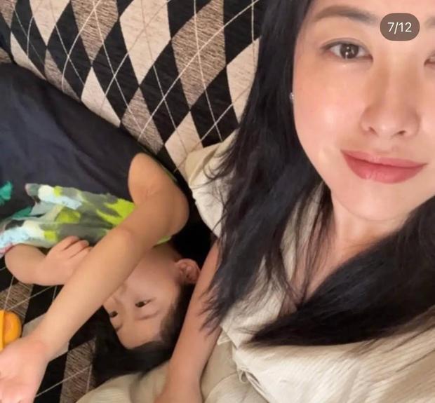 朱珠4岁女儿躺在沙发上休息好惬意。