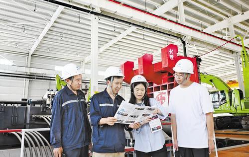 8月3日，石家庄市藁城区发展和改革局工作人员（右一、右二）在石家庄真为科技有限公司了解项目建设情况。本报记者 史晟全摄