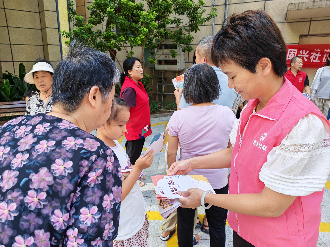 固兴社区：以“巾帼红”守护“道路安”，构建交通安全宣传新格局