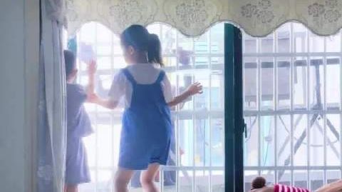 【#高温天工人楼外作业孩童隔窗递水#】近日，安徽，高温天气工人师傅在