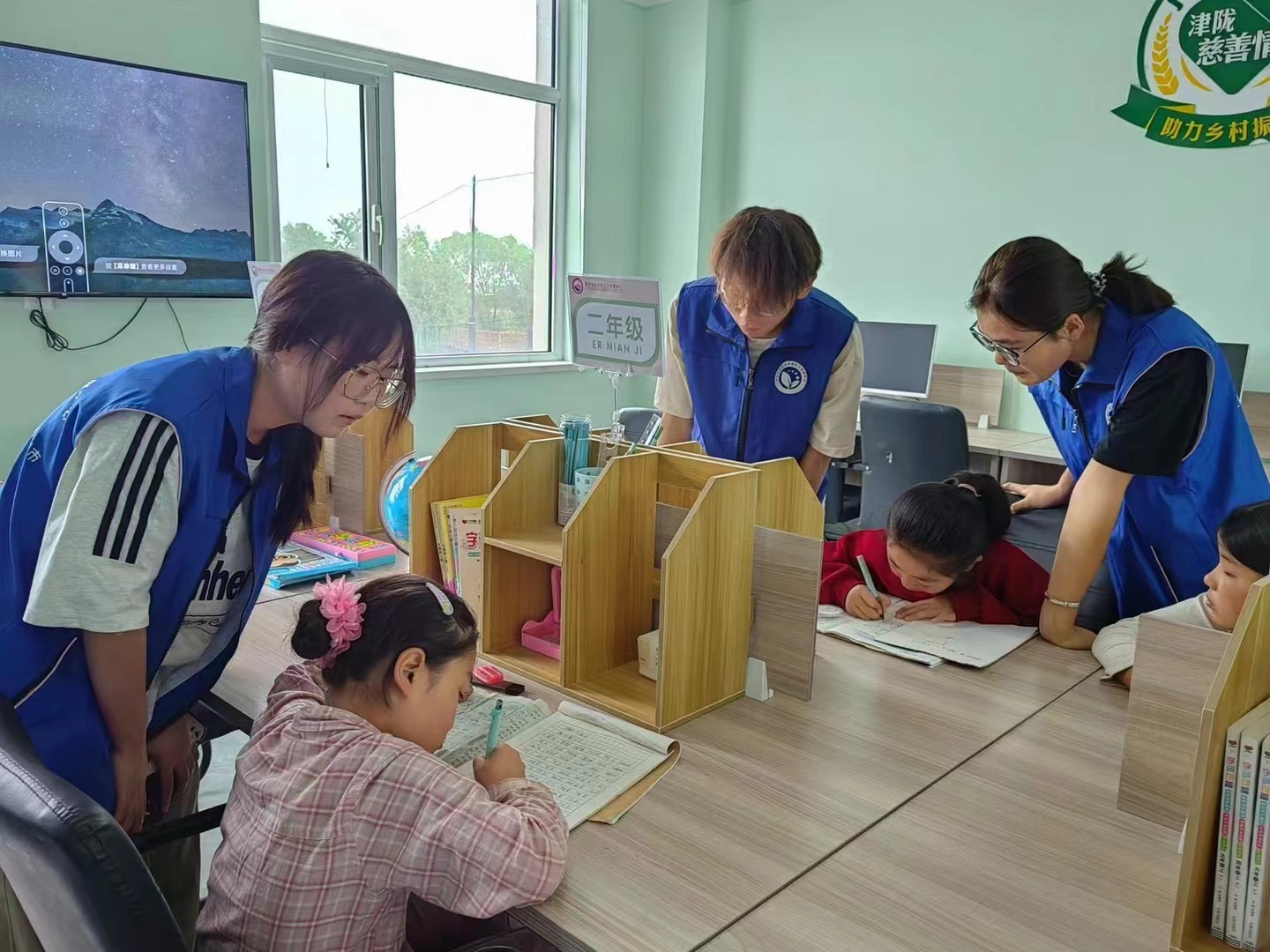 图为义工正在辅导孩子们作业.jpg