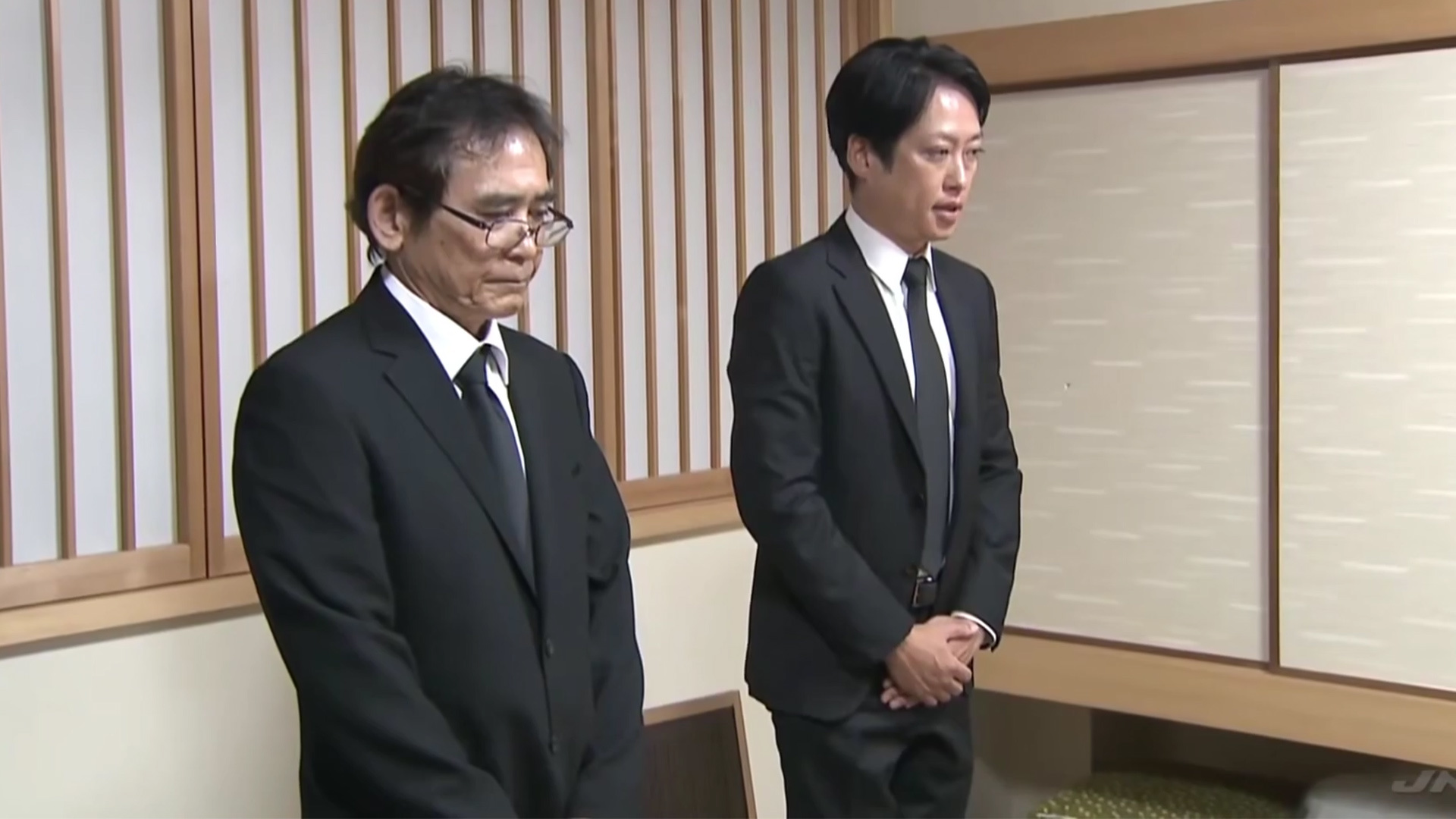 熊本地震后，2名店员被公司指示返回店内，将营业款放回金库，不幸在商场爆炸中遇难，涉事公司向家属鞠躬道歉