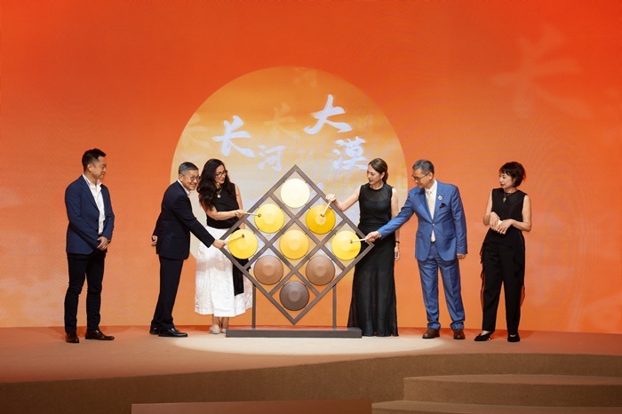 戴比尔斯集团天然钻石总经理Lynn Serfaty（左三）、戴比尔斯集团天然钻石亚太区副总裁黎翠华（右一）、戴比尔斯集团全球看货商副总裁林威雄（左一）、周大福珠宝首席运营官黄燕琼（右三）、周生生集团副总经理周允成（左二）、TSL丨谢瑞麟珠宝副行政总裁谢达峰（右二）参与沙漠钻石敲锣启动仪式。