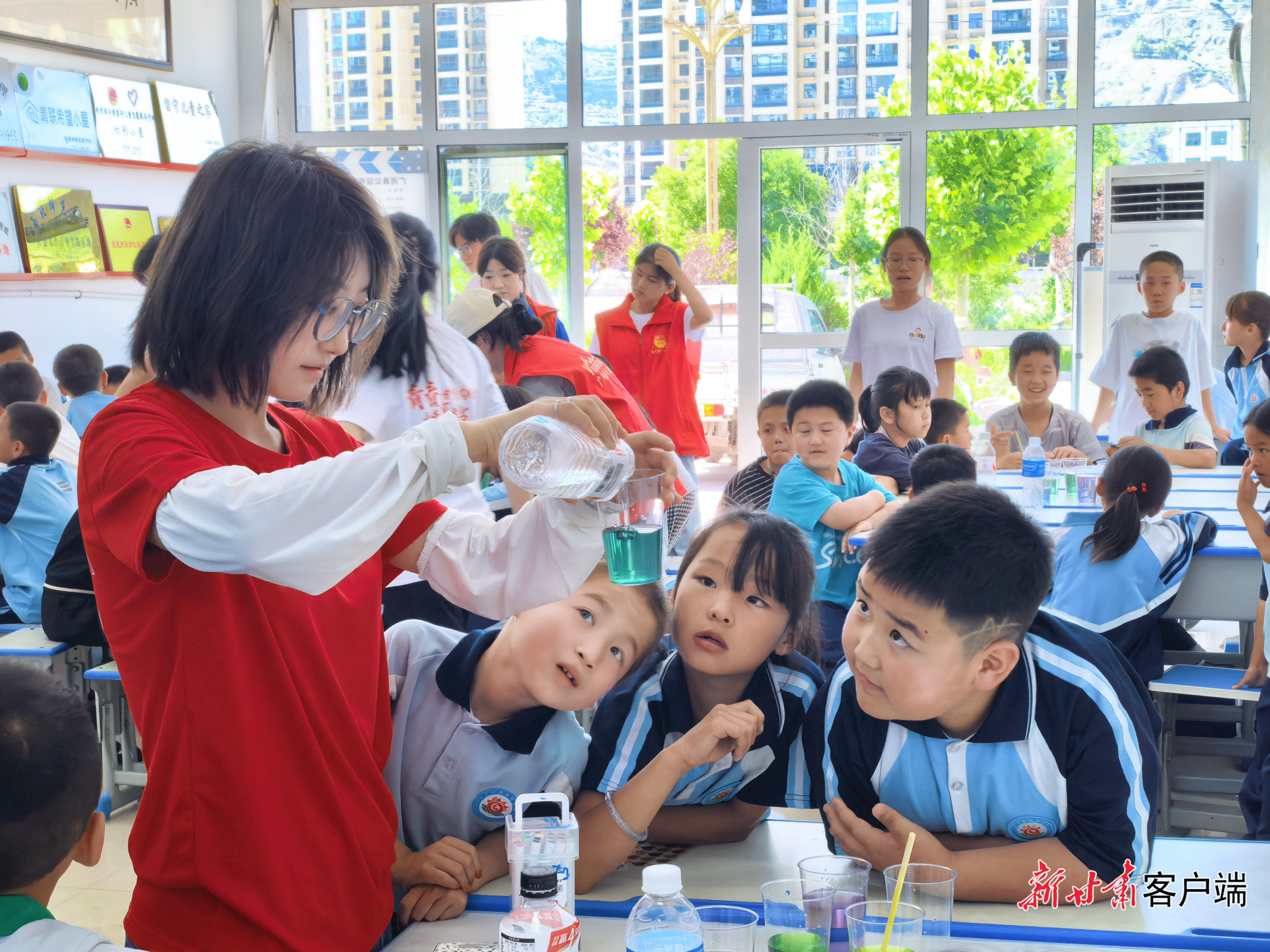 化学实验吸引了孩子们的目光