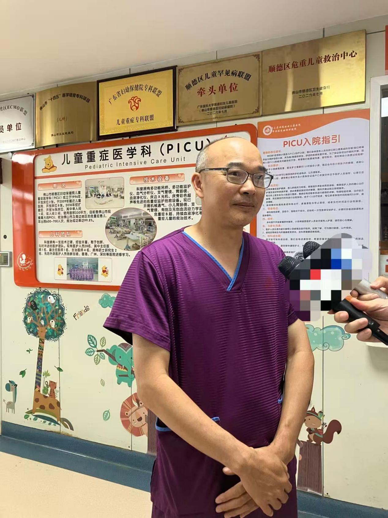 图：主任医师邓明红接受媒体采访