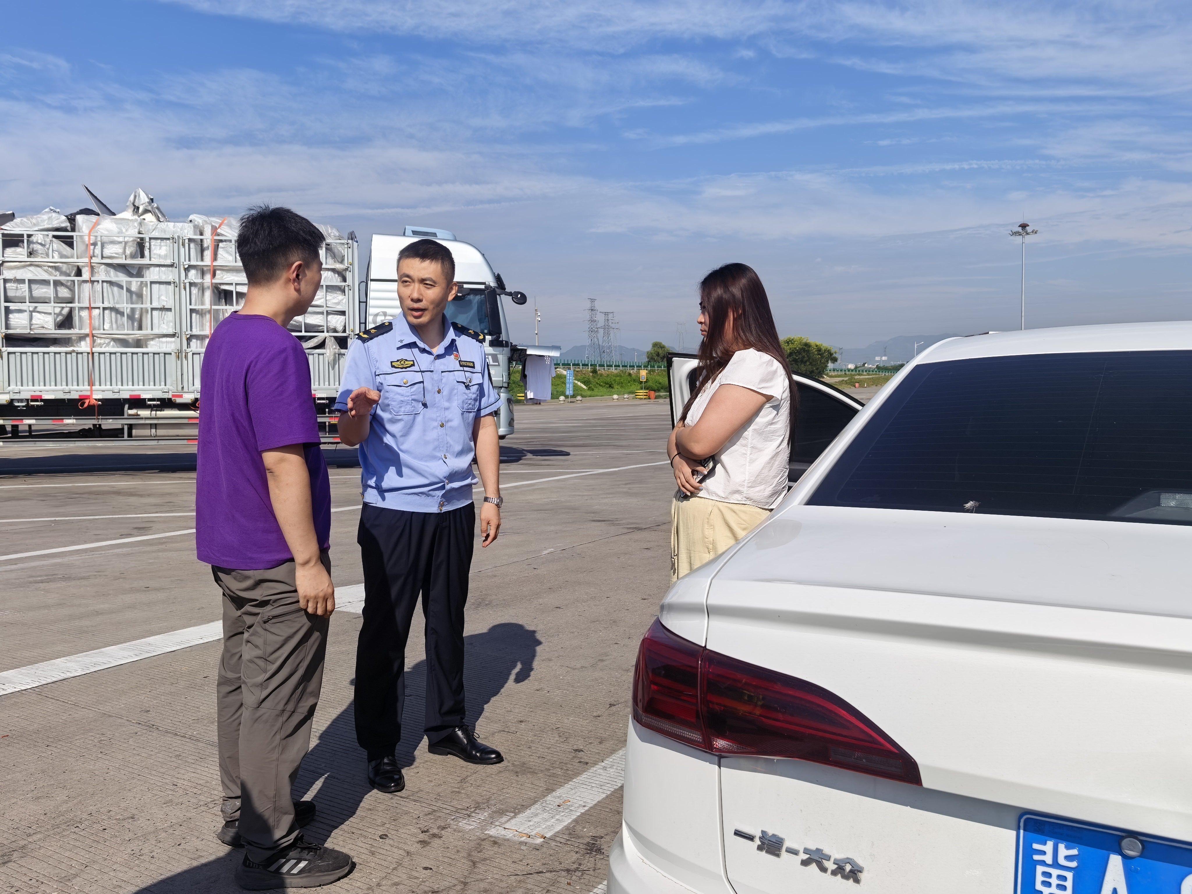 河北高速集团青银分公司石家庄保通保畅应急大队:男子赌气徒步高速 保畅人员暖心劝导