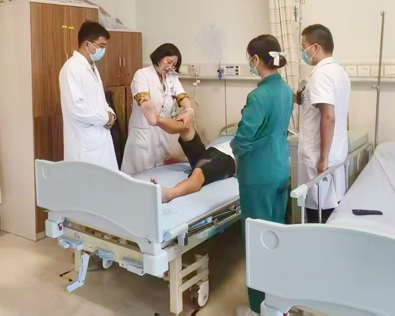李琴主任医师给患者检查