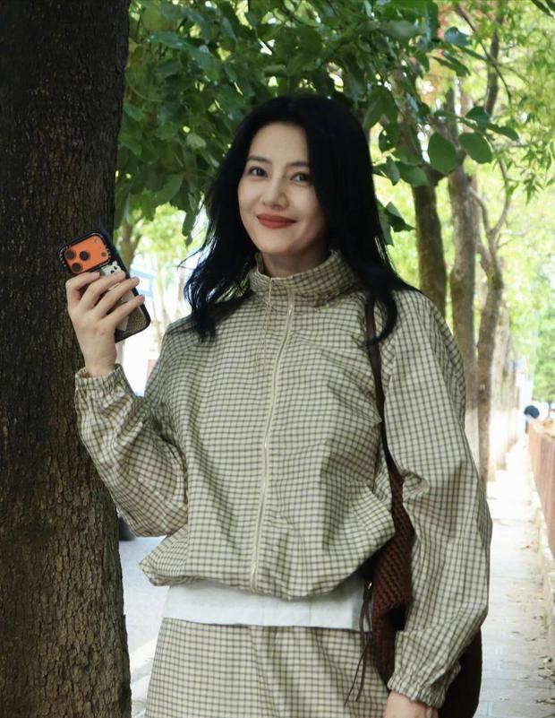 搜狐娱乐讯 近日，高圆圆分享一组湖边出游随拍，她身穿格纹立领休闲套装漫步林间与古镇，松弛自在的状态温柔治愈，清透气质十分亮眼。