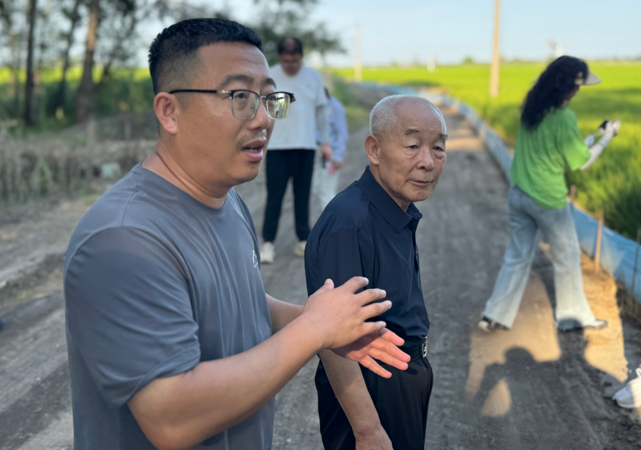 镇赉县英台农机农⺠专业合作社理事长任志国（右）