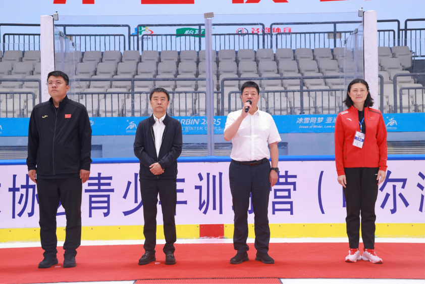 哈尔滨市体育局党组书记、局长柏志国宣布开营