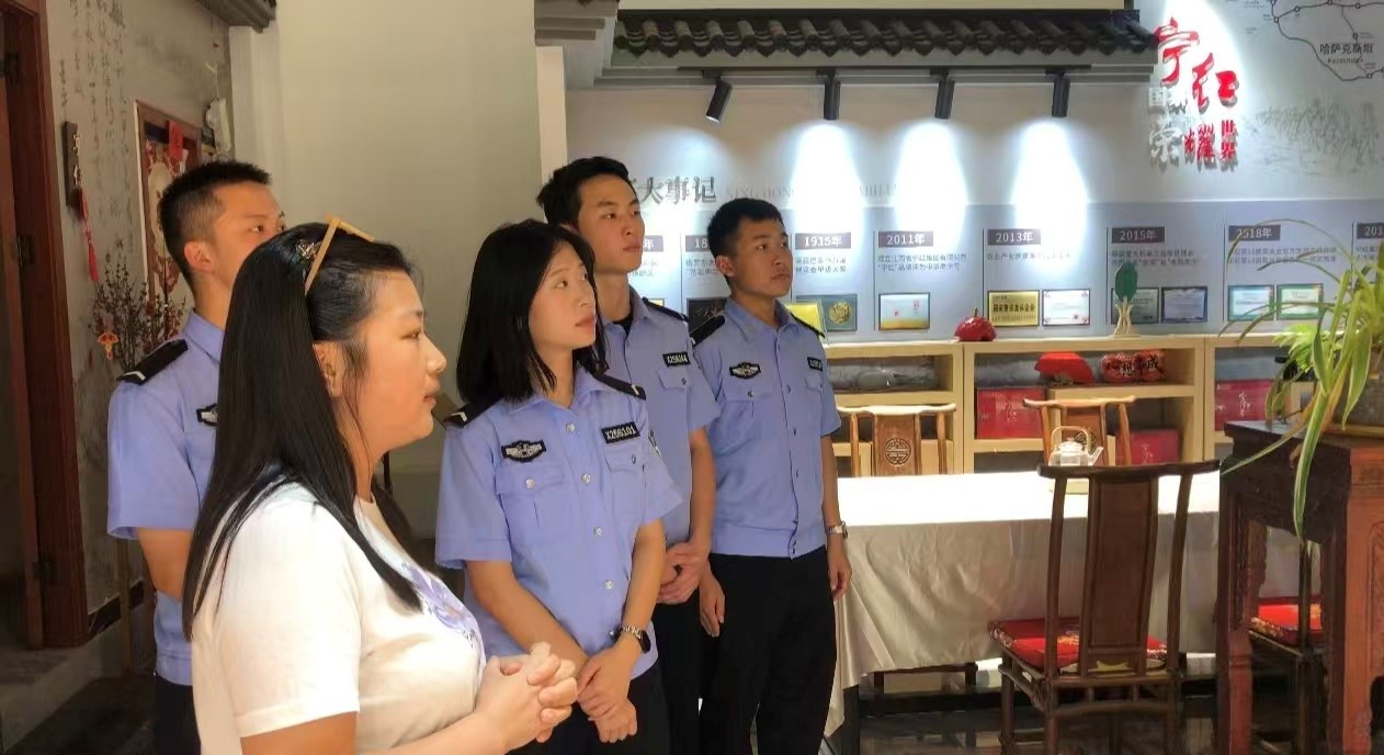 图为实践团成员在宁红茶文化馆了解制茶工艺。陈子翔 供图