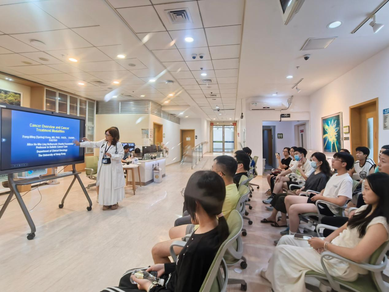 探索医学未来 GCOG高中生智能放疗探索营在港大深圳医院开营