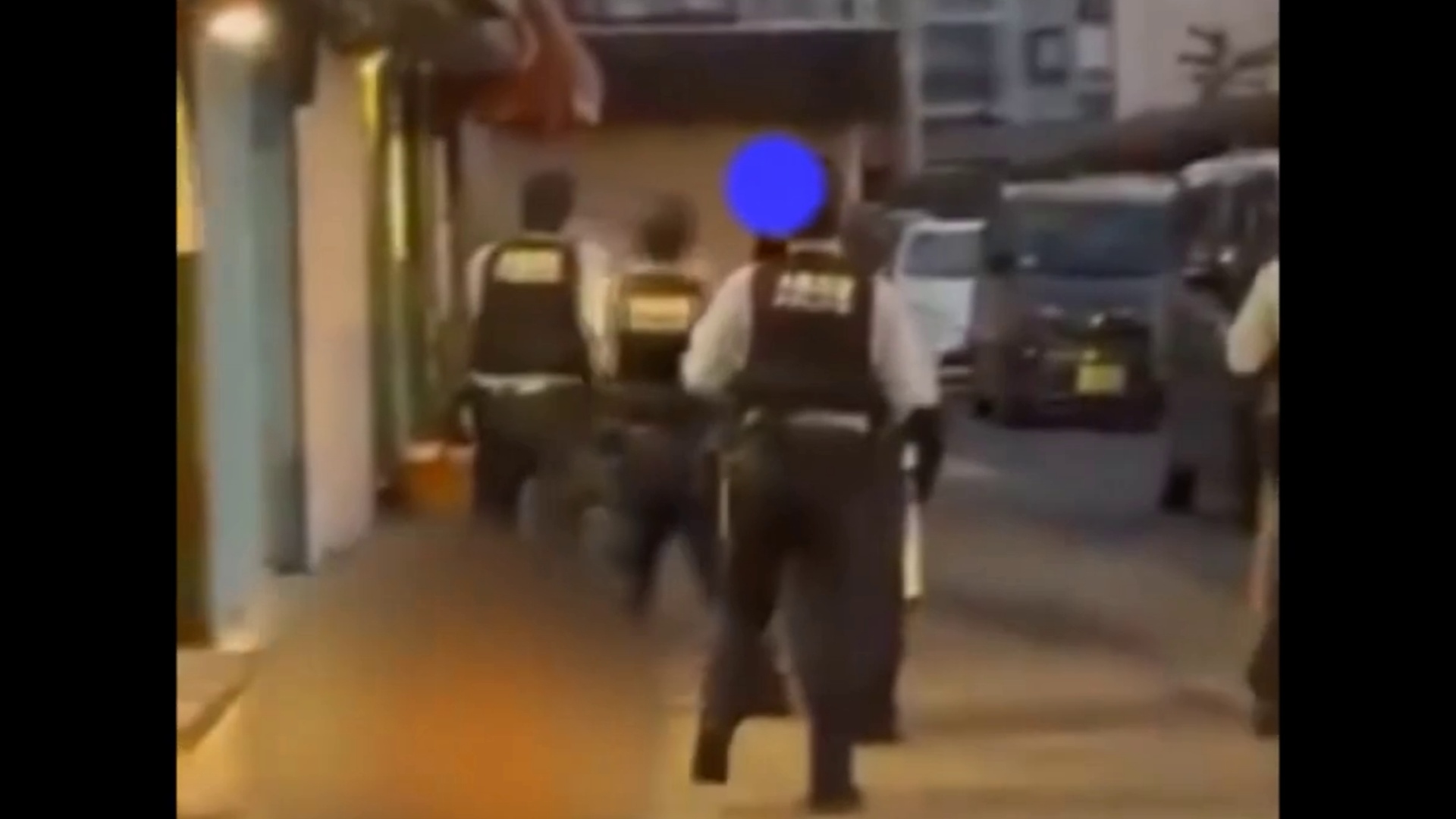 日本一浑身是血男子街头挥舞菜刀，面对警察鸣枪不退反进，被警方开枪打死
