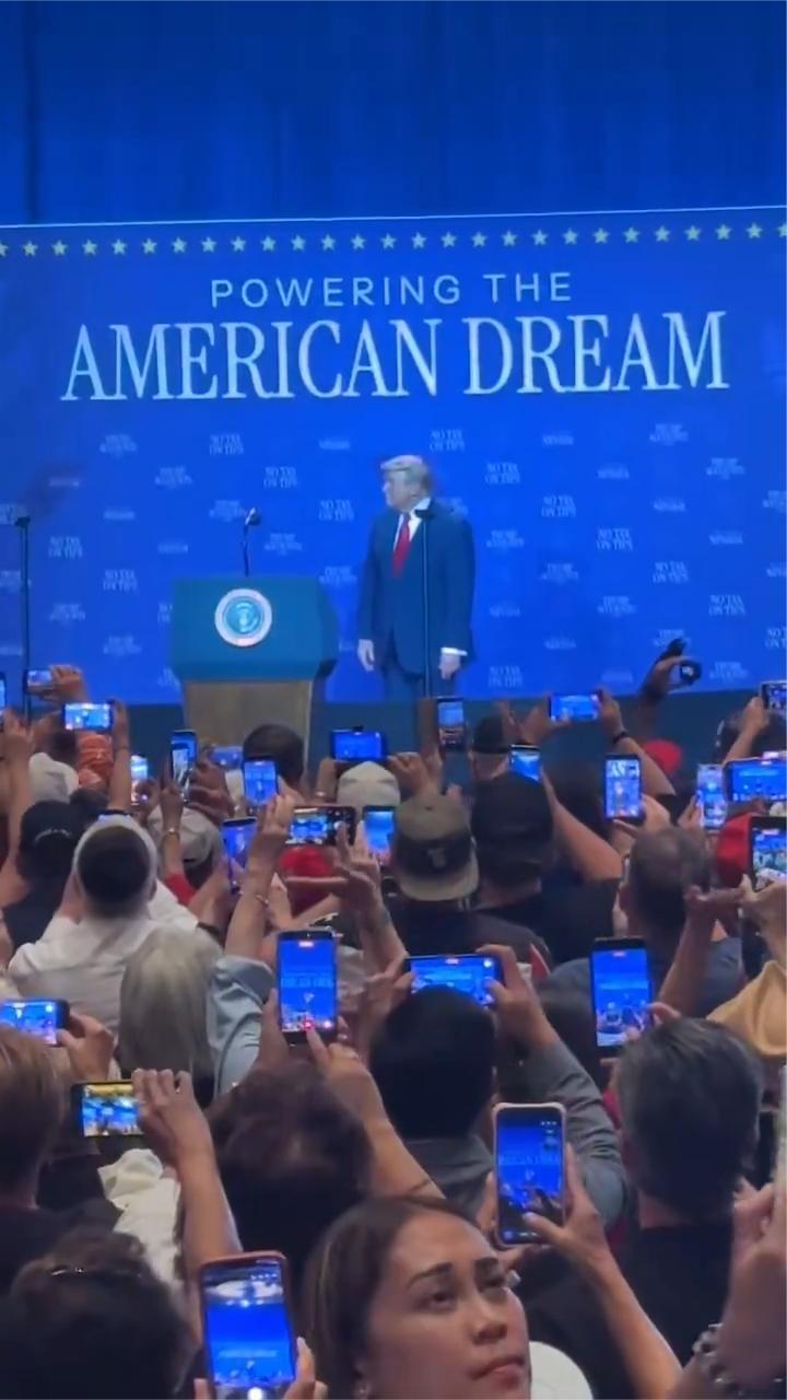 特朗普超级享受被手机群拍的感觉，就这么干站着