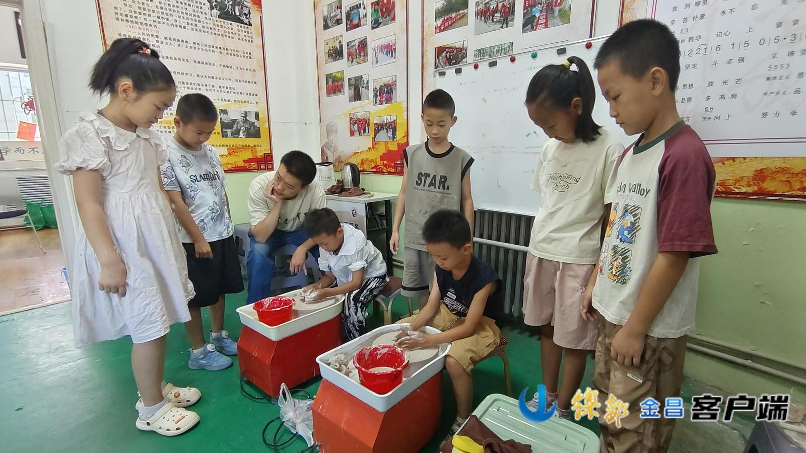 小朋友们正在制作自己的陶艺作品