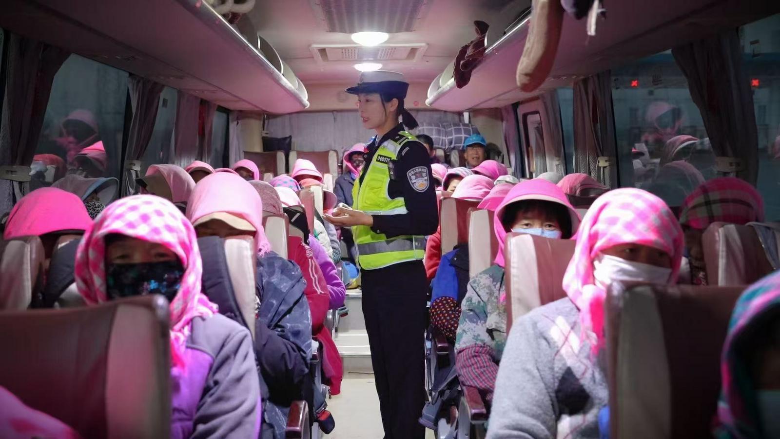 △民警在给务工务农群众宣讲道路交通安全常识
