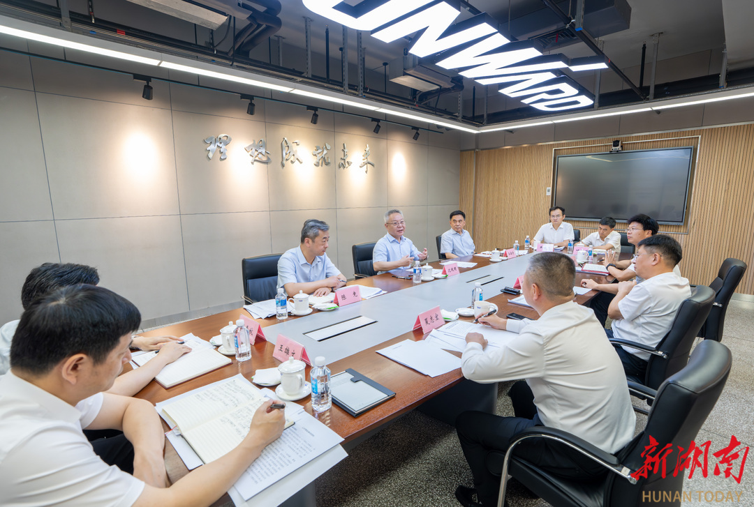 8月6日，沈晓明主持召开座谈会。