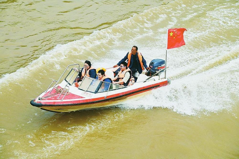 游客乘坐快艇畅游黄河