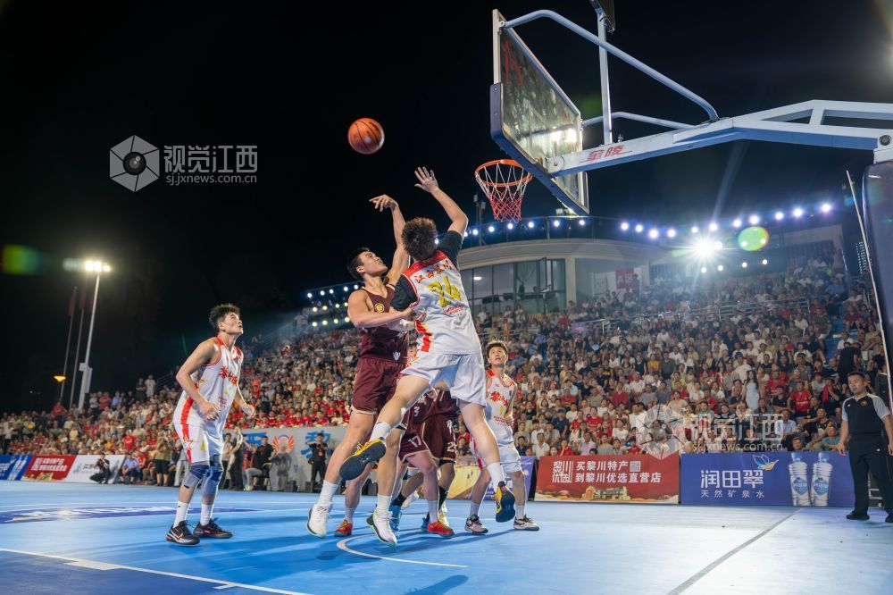 8月2日晚，2026江西黎川第四届“苏区杯”篮球赛在五一健康公园盛大启幕，现场人声鼎沸，热闹非凡。