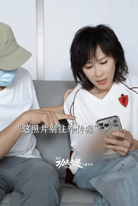 当天,刘嘉玲拜托现场的工作人员“帮我和星仔拍张照片”,拍完照之后周星驰欲言又止,想了一会儿后跟刘嘉玲说:“这照片别往外传喔。”刘嘉玲听后愣了一秒,随后她一边点击发布社交账号一边说道:“啊?我不害怕给人看到。”