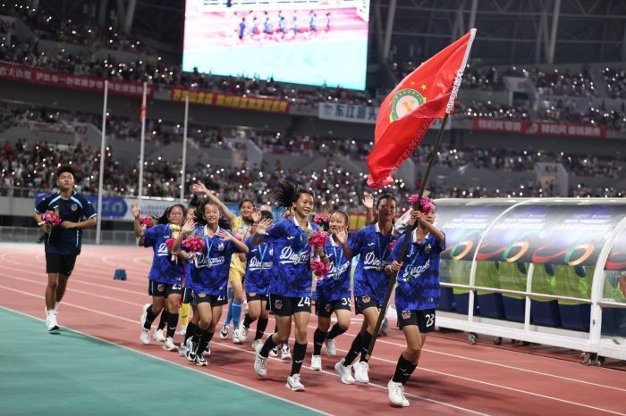 定南二小女足亮相“鸟巢”赛场，博得现场球迷阵阵欢呼。记者邹忠辉 摄