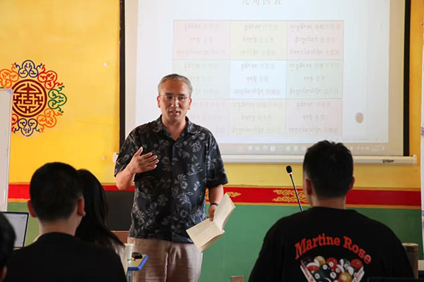 青海民族大学教授夏吴太向培训班学员授课
