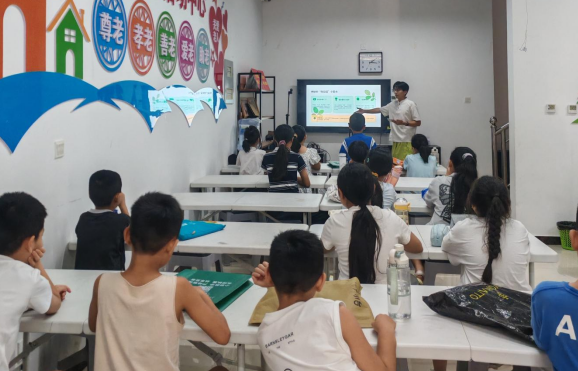 宁晋县兴宁社区:手绘环保扇 绿色理念润童心