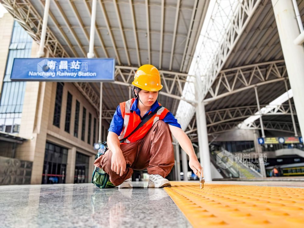 图为该段房建巡检工正在南昌站站台巡检。