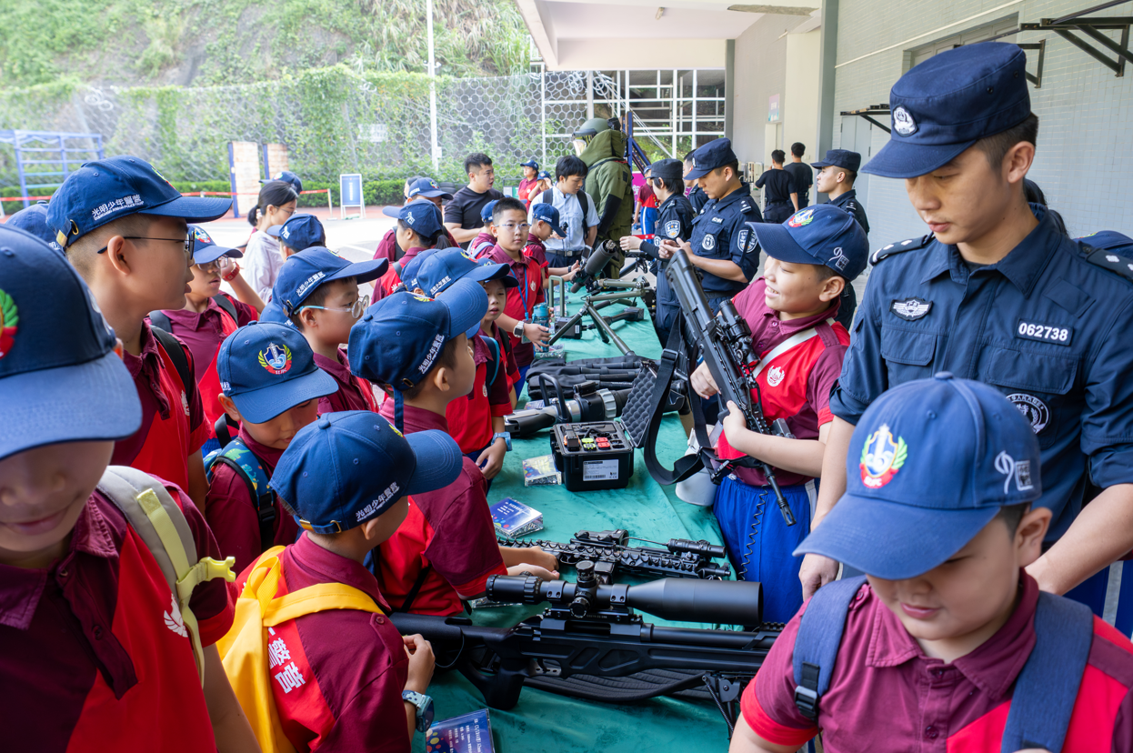 特警战力赢喝彩 少警热情燃警营 深圳公安举办2026年常态化警营开放日特警支队专场活动