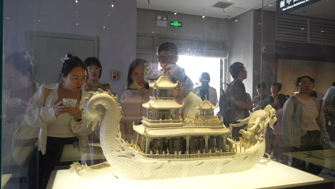 游客在景德镇中国陶瓷博物馆参观。(全媒体见习记者 姚鸿韬 摄)