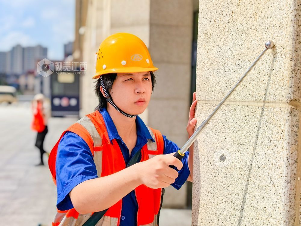 图为该段房建巡检工正在南昌站站外巡检。