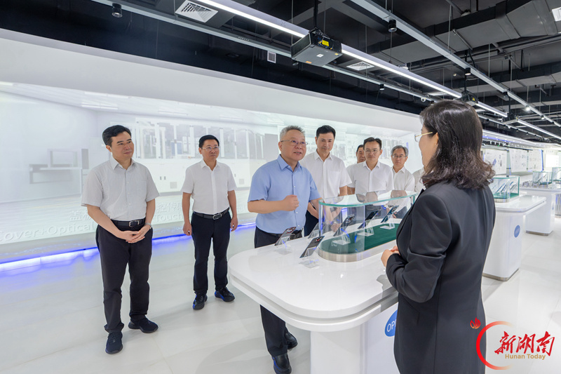 8月13日,沈晓明在蓝思科技股份有限公司调研。