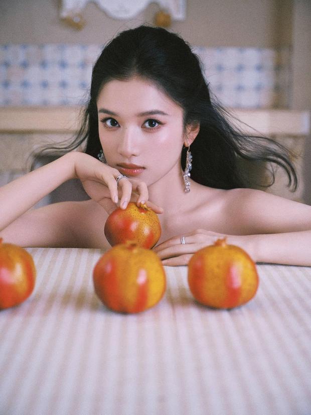张婧仪的五官精致，美貌养眼。