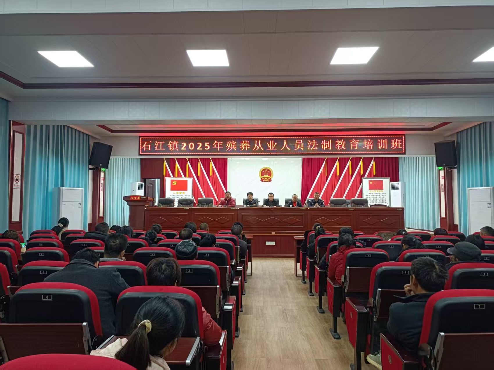 洞口县石江镇对全镇殡葬从业人员进行法制培训。