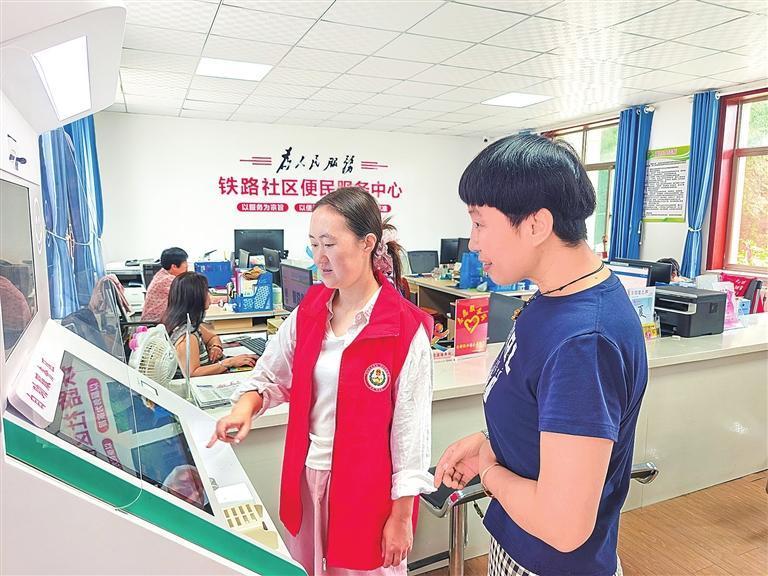 定西市陇西县文峰镇铁路社区工作人员在党群服务中心给居民讲解政务一体机的查询方法