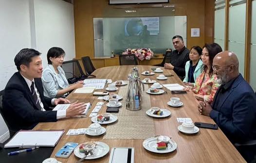 谢振中(左)与ABU联盟秘书长Mr. Ahmed Nadeem交流。图源:谢振中Facebook账号