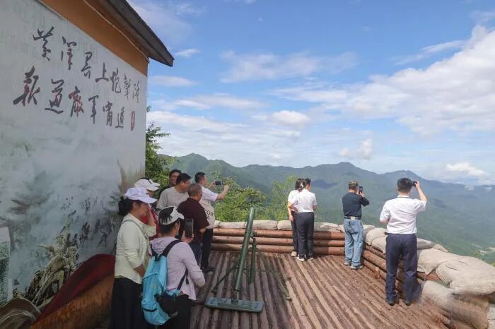 7月9日,江西井冈山,民众在黄洋界景区参观。(中新社记者 刘力鑫 摄)