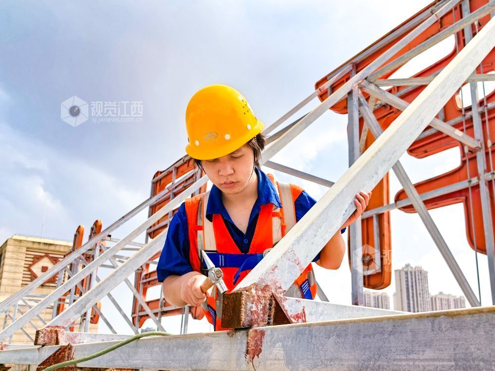 图为该段房建巡检工正在南昌站屋面巡检。