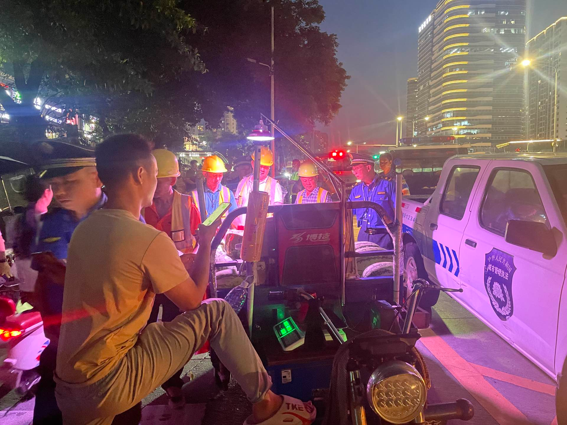 AI天眼24小时盯紧夜市乱象！西乡街道连夜整治占道摊，告别油烟拥堵