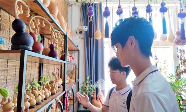 图为实践团成员走访葫芦文创商户。马蔚然 供图