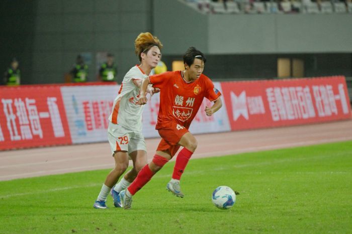 U18小将刘圣炜带球突破，赛场上从容自信。记者欧艳芬 摄