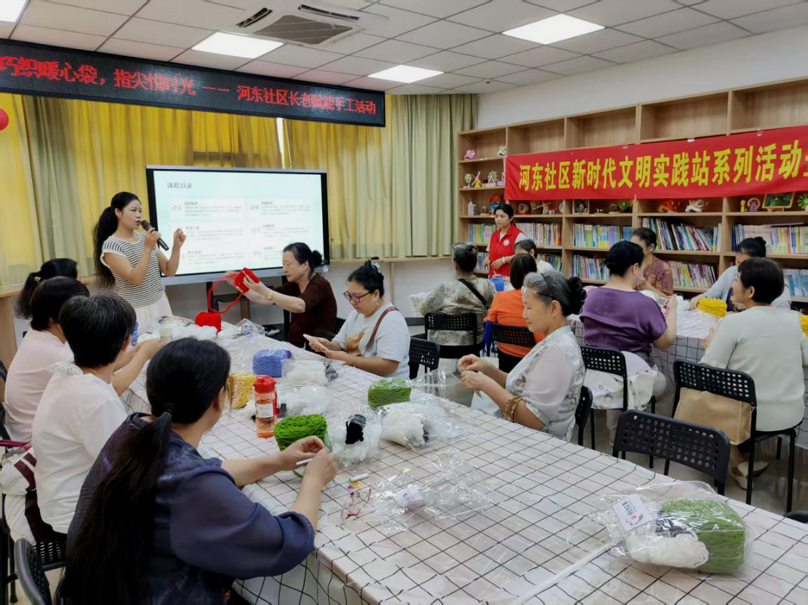 巧织暖心袋,指尖悦时光 —— 西乡街道河东社区长者赋能手工活动