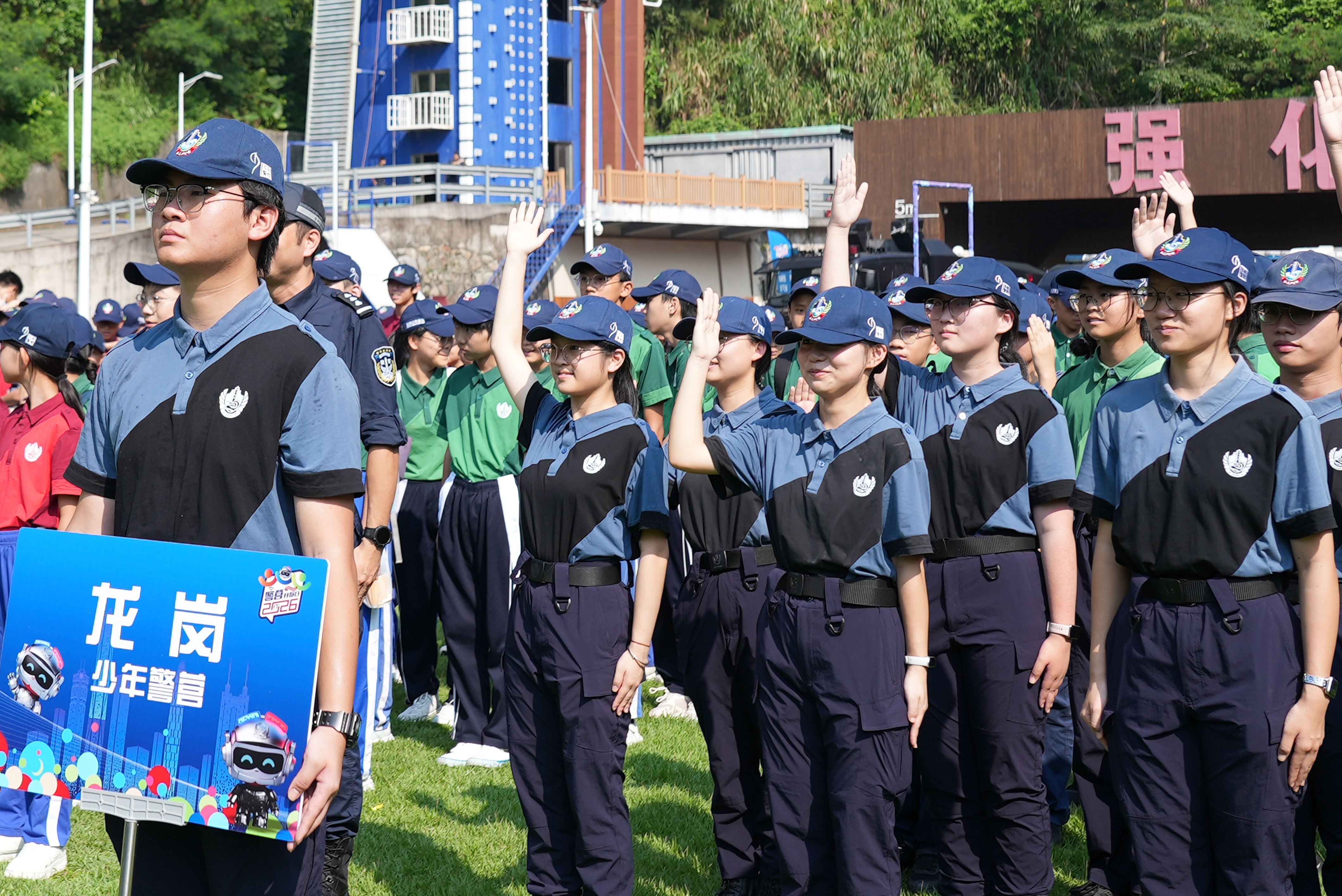 特警战力赢喝彩 少警热情燃警营 深圳公安举办2026年常态化警营开放日特警支队专场活动