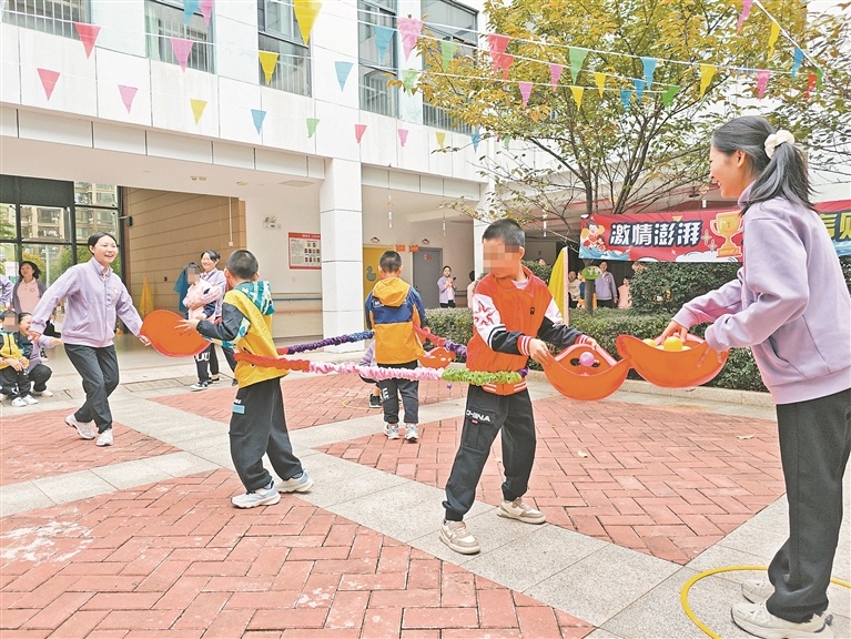 赣州市儿童福利院的孩子在和老师做游戏。