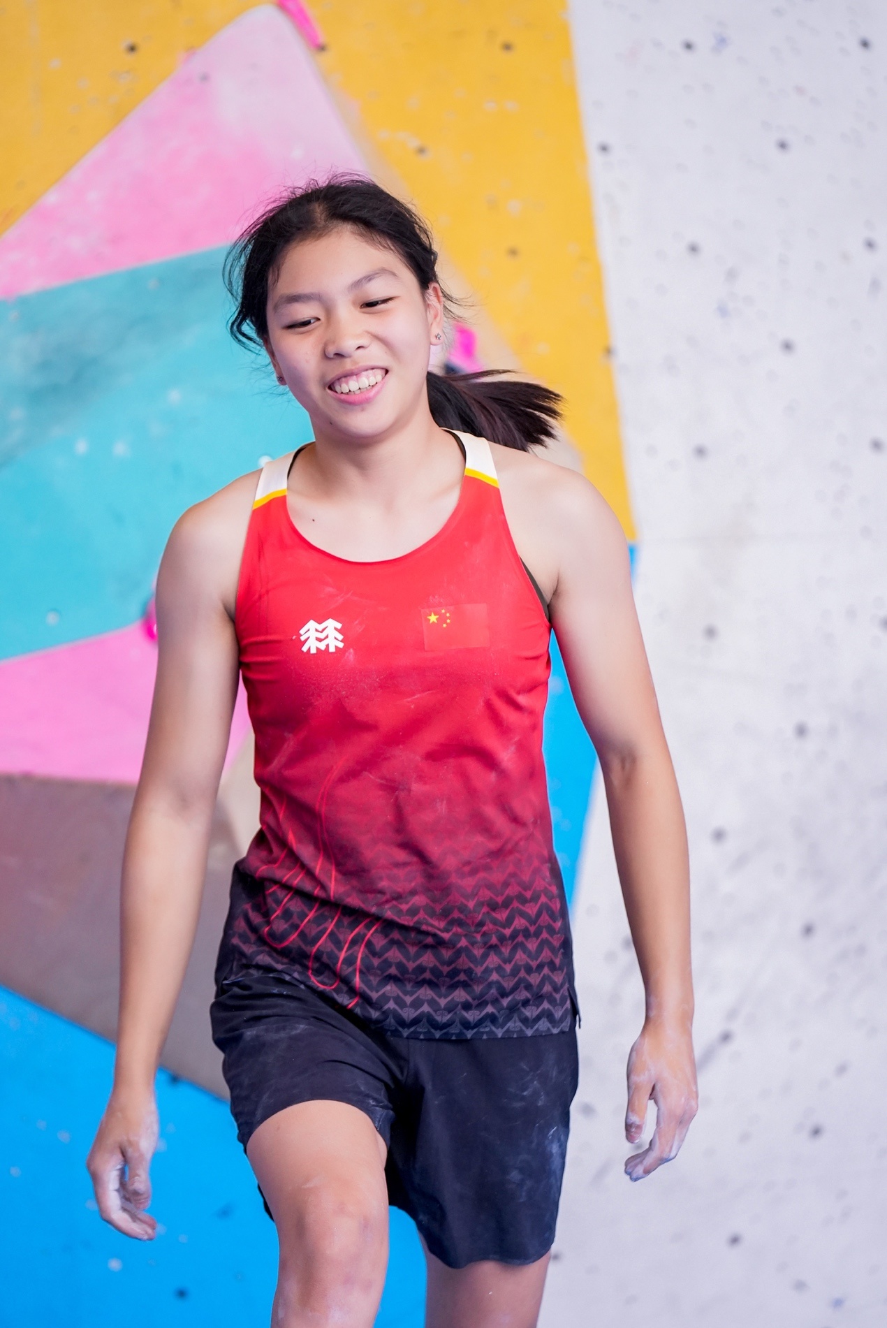蒋晨曦获得U17攀石女子组预赛第一名