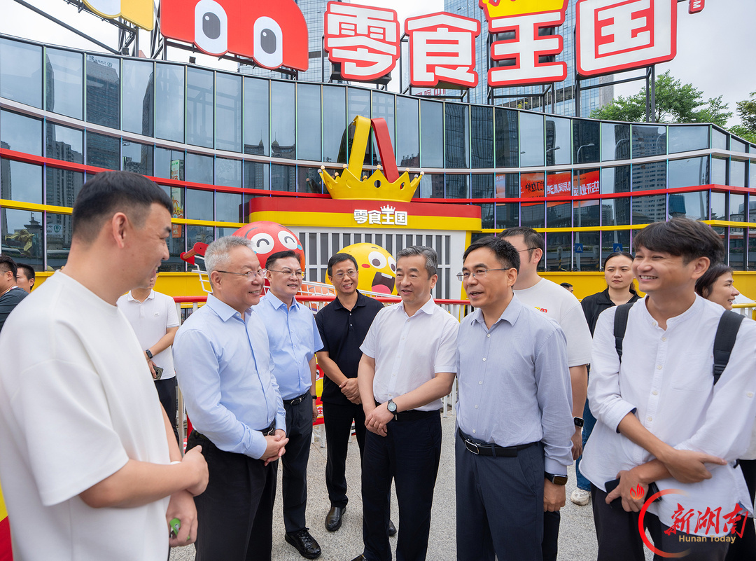 8月14日,沈晓明在位于长沙市芙蓉区的“零食王国”门店调研。