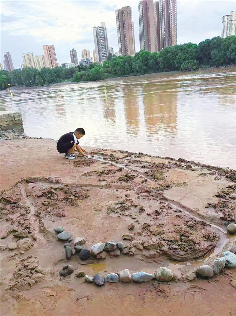 小朋友在黄河边玩耍