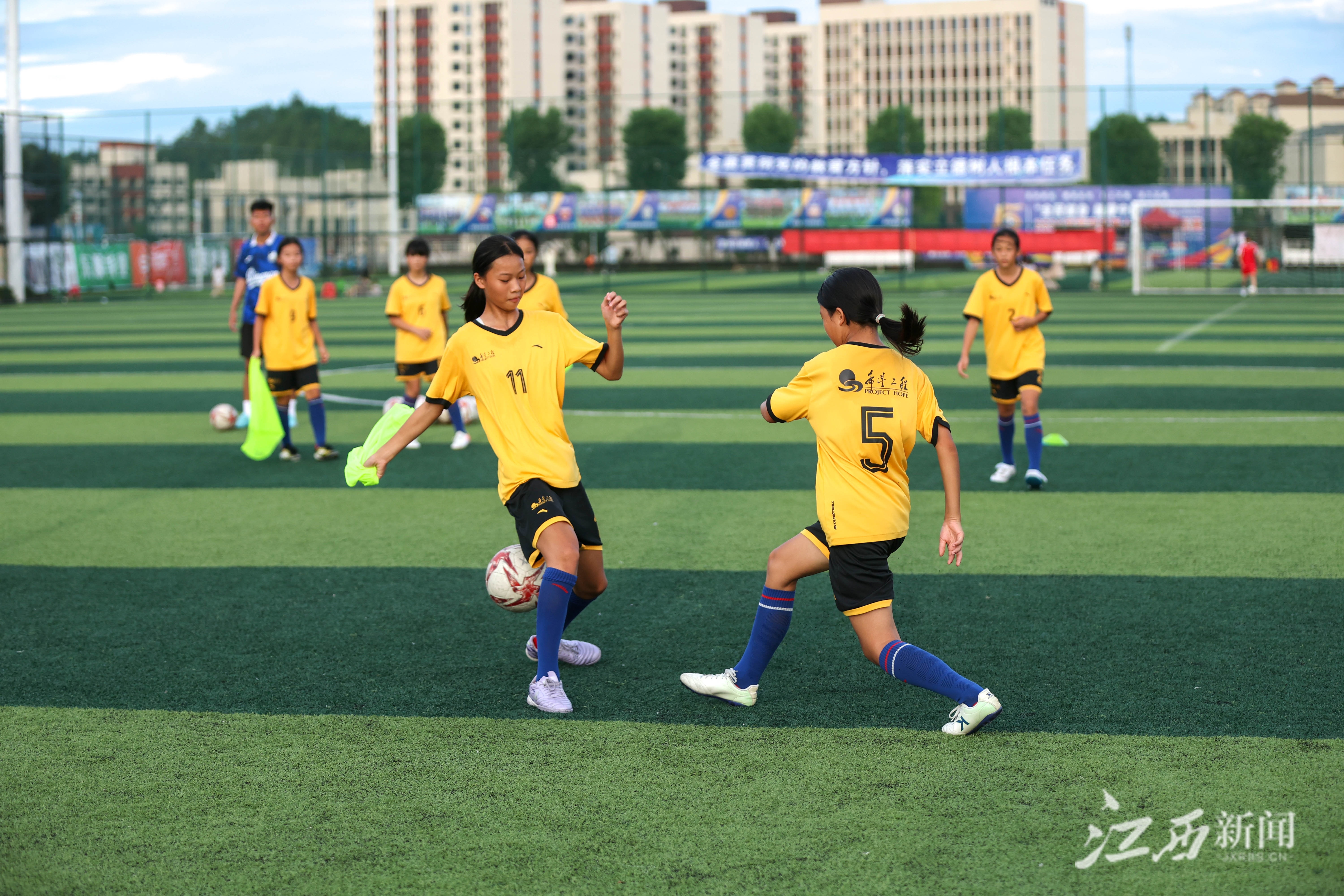 定南U12女足逐梦队队员正在训练。摄影 | 江西日报全媒体记者李征