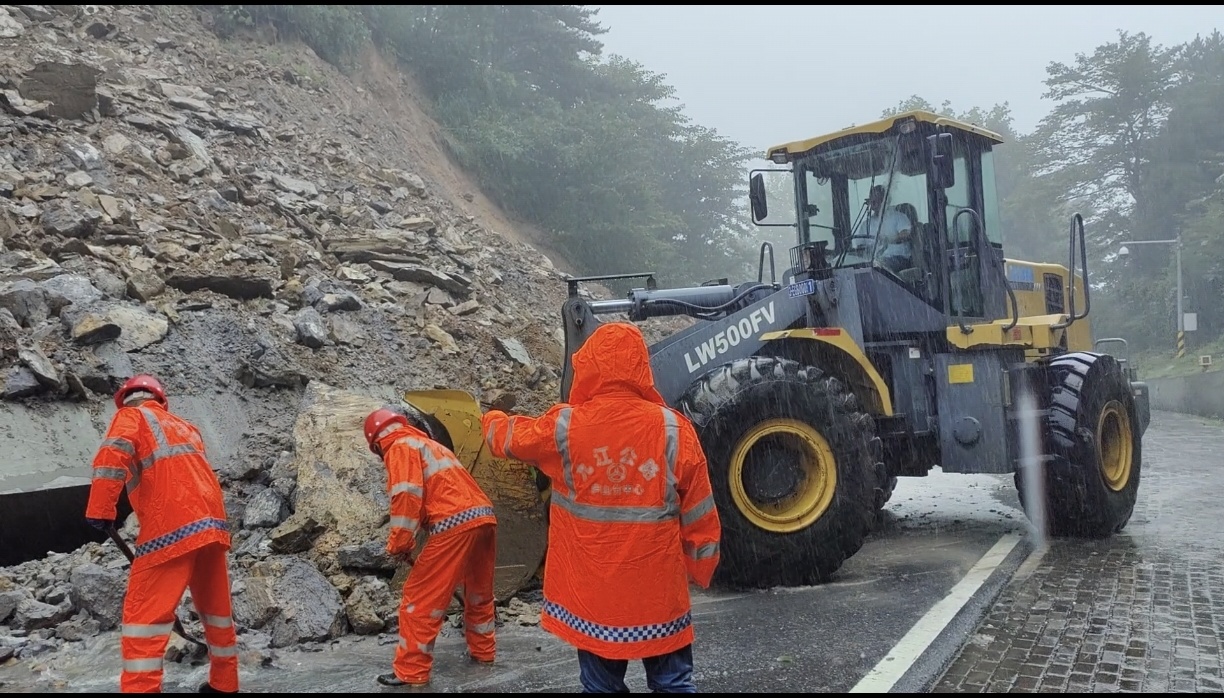 技防赋能 人防兜底 庐山公路分中心高效处置台风“白海豚”塌方险情